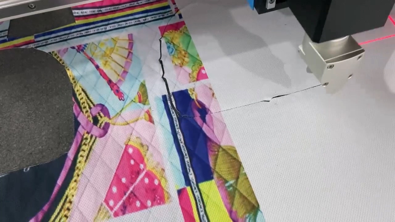 服装面料剪口裁剪机2