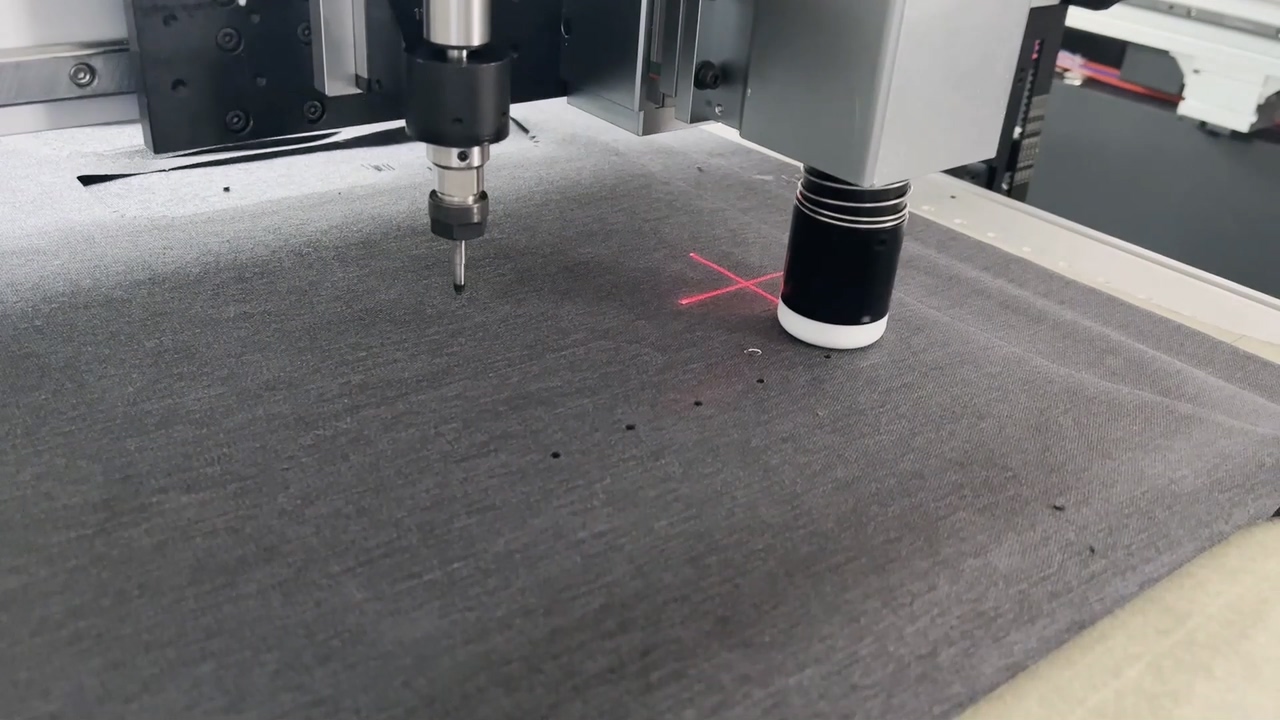 牛仔面料冲孔切割机